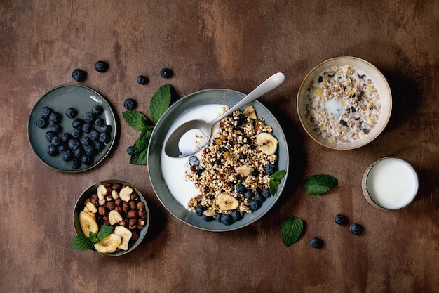 Zelfgemaakte gepofte gierstgranola