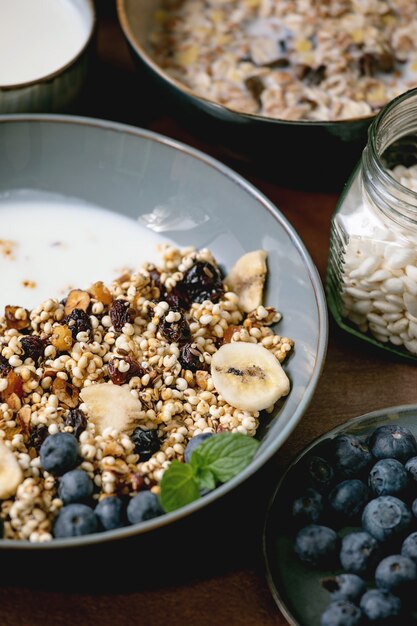 Zelfgemaakte gepofte gierstgranola