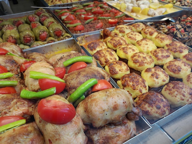 Zelfgemaakte gerechten geserveerd in grote dienbladen bij restaurant te koop