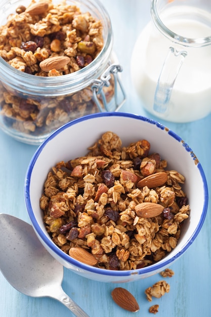 Zelfgemaakte gezonde granola in kom voor het ontbijt