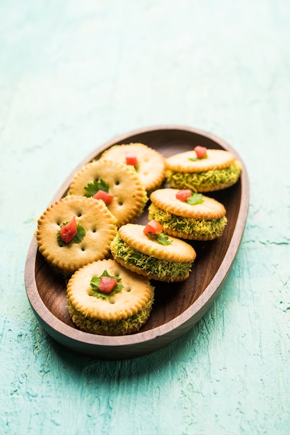 Zelfgemaakte gezouten Biscuit-chat of sandwich voor kinderen of starers voor gasten