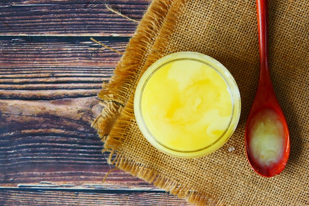 Zelfgemaakte ghee in container op tafel