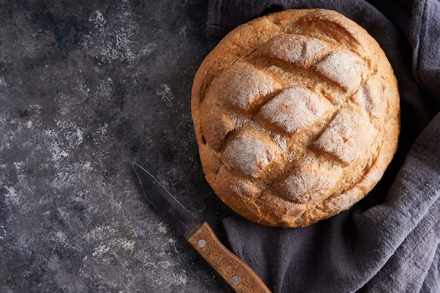 Zelfgemaakte glutenvrij brood op een servet op de keukentafel