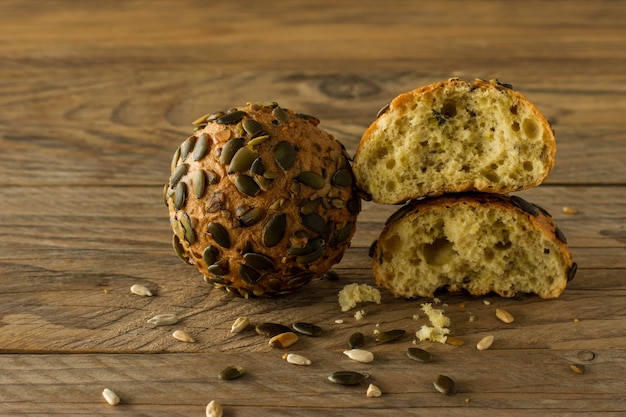 Zelfgemaakte glutenvrije veganistische pompoenscones met zaden op houten tafel.