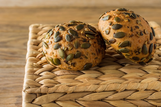 Zelfgemaakte glutenvrije veganistische pompoenscones met zaden op houten tafel.