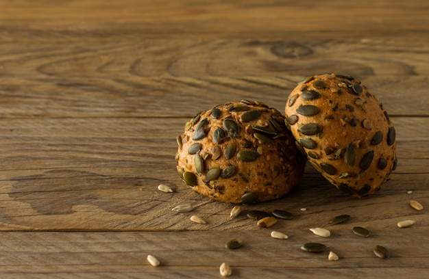 Zelfgemaakte glutenvrije veganistische pompoenscones met zaden op houten tafel.