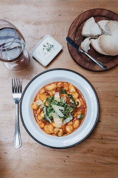 Zelfgemaakte gnocchi in tomatensaus. Italiaans eten.