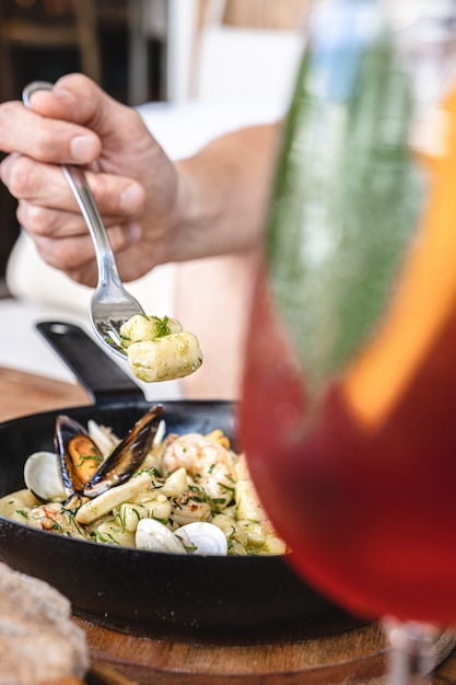 Foto zelfgemaakte gnocchi met zeevruchten. mediterraans eten.