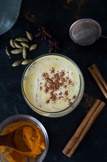 Zelfgemaakte gouden melk Ontstekingsremmende drank