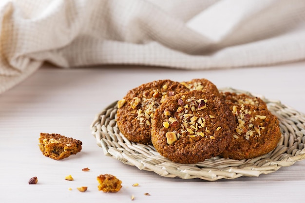 Zelfgemaakte granen koekjes op een rieten stand. Suiker, gluten, lactosevrij, vegan.