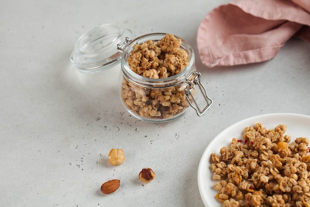 Zelfgemaakte granola met noten in een bord met een lepel