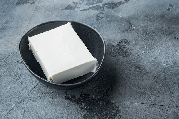 Zelfgemaakte Griekse kaas feta set, op grijze tafel