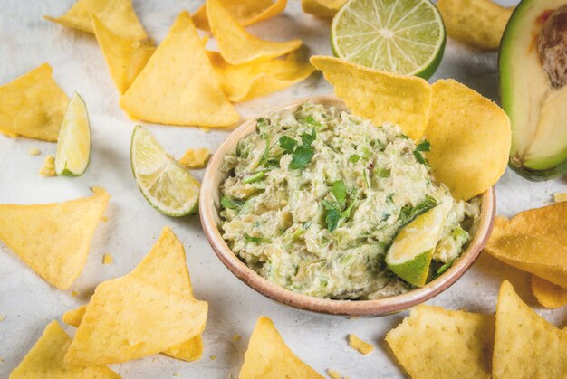 Zelfgemaakte guacamole in kom