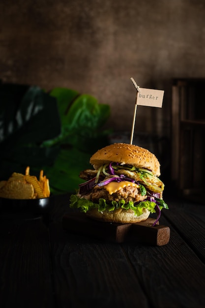 Zelfgemaakte hamburger met groenten en rundvlees patty close-up verticaal