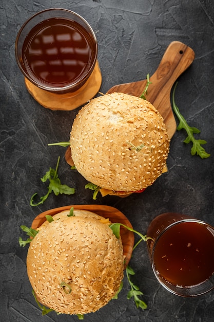 Zelfgemaakte hamburger met rucola, tomaat en kaas