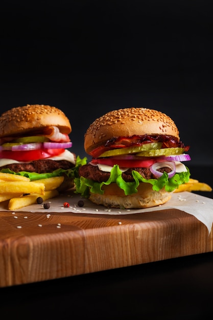 Zelfgemaakte hamburgers op een schoolbord op een zwarte achtergrond