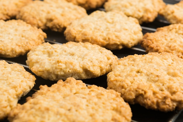 Zelfgemaakte havermout cookies op bakvorm