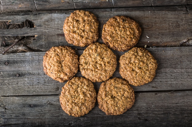 Zelfgemaakte havermout koekjes. Melk en koekjes. Kerstkoekjes. Gezond eten. Ontbijt co