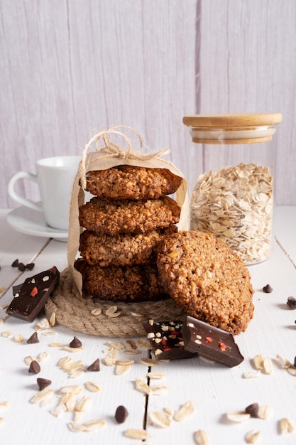 Zelfgemaakte havermoutkoekjes met chocolade en noten gebonden met jutedraad op bakpapier