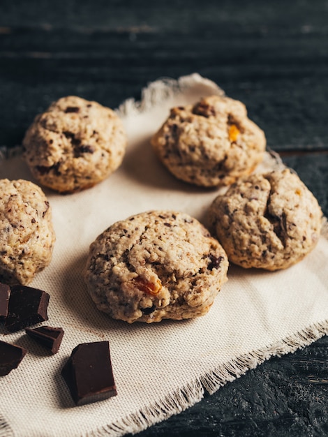 Zelfgemaakte havermoutkoekjes met gedroogde vruchten, noten, chocolade en kaneel