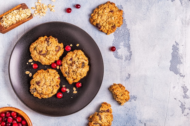 Zelfgemaakte havermoutkoekjes met veenbessen en pompoenpitten