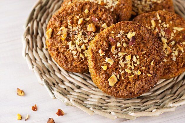 Zelfgemaakte havermoutkoekjes op een rieten stand. Suiker-, gluten- en lactosevrij, vegan.