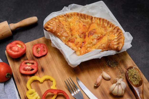 Zelfgemaakte Hawaiiaanse pizza. Pizzarookwolk met kaas houten plaatachtergrond. Thuis koken op wintervakantie.