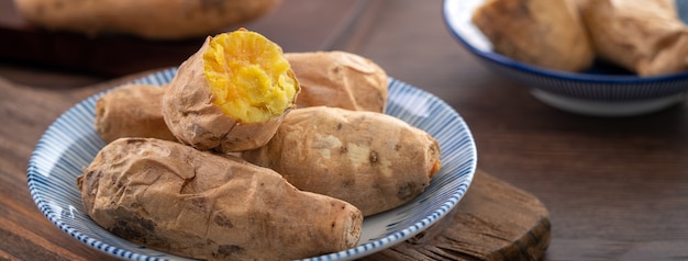 Zelfgemaakte heerlijke geroosterde zoete aardappel in een plat om op te eten