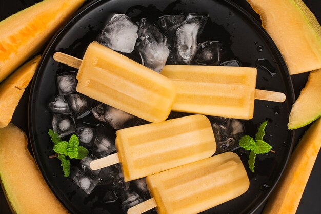 Zelfgemaakte heerlijke ijs lolly van meloen meloen. Gezond zomerdessert.