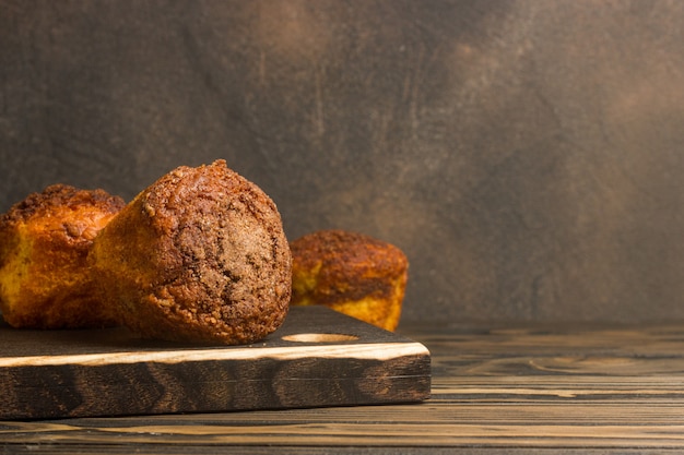 Zelfgemaakte heerlijke muffins op houten tafel close-up