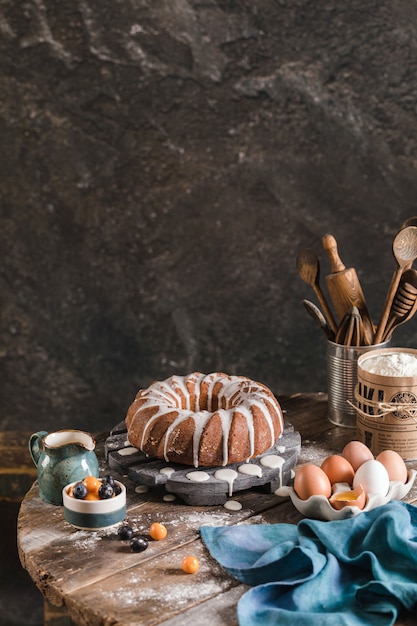 Zelfgemaakte heerlijke Pasen cake met bessen en glazuur