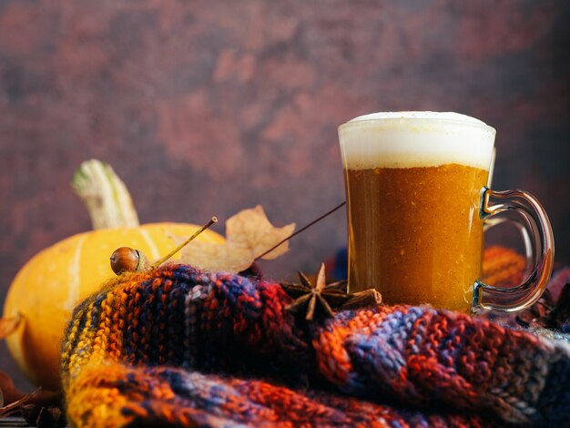 Zelfgemaakte herfst gekruide pompoen latte