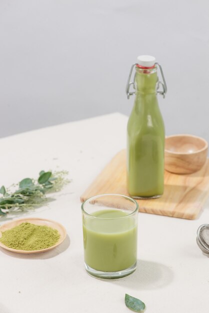 Zelfgemaakte hete Matcha Latte-thee met melk