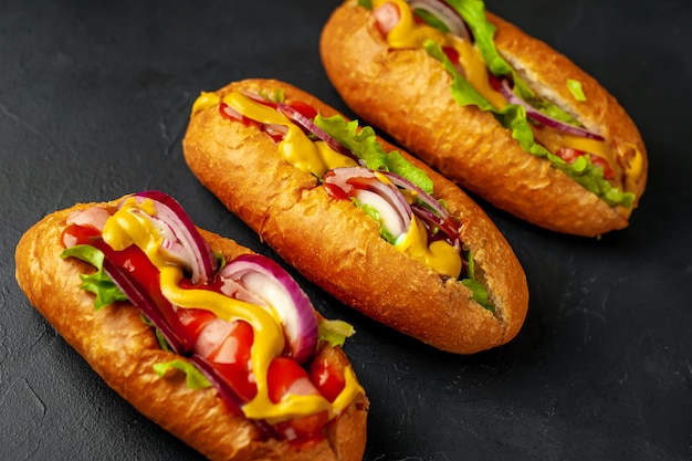 zelfgemaakte hotdogs op concrete achtergrond, leisteen