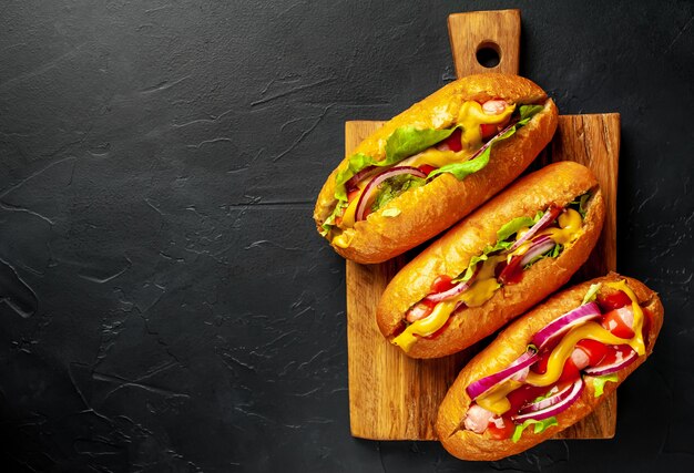zelfgemaakte hotdogs op een stenen achtergrond met kopie ruimte voor uw test