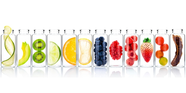 Zelfgemaakte huidverzorging en bodyscrubs met natuurlijke ingrediënten in glazen flessen isoleren op witte achtergrond.