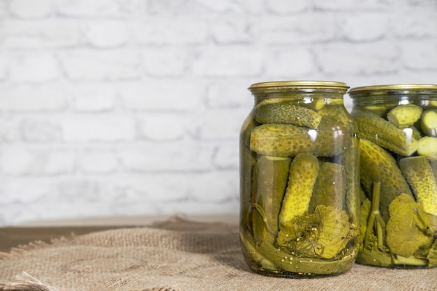 Foto zelfgemaakte ingeblikt voedsel. ingemaakte snacks voor de winter. ingelegde komkommers met kruiden en specerijen in glazen potten.