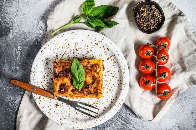 Zelfgemaakte Italiaanse Lasagne Met Tomatensaus En Rundvlees. Grijze achtergrond. Bovenaanzicht