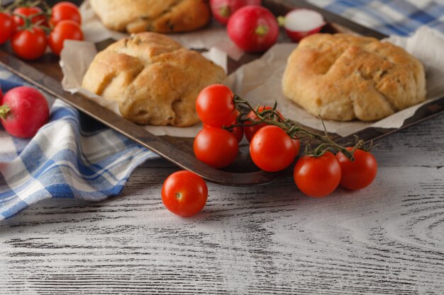 zelfgemaakte Italiaanse olijven brood op rooster