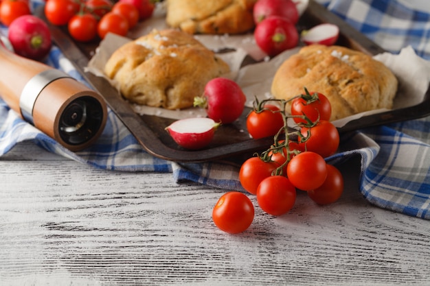 zelfgemaakte Italiaanse olijven brood op rooster