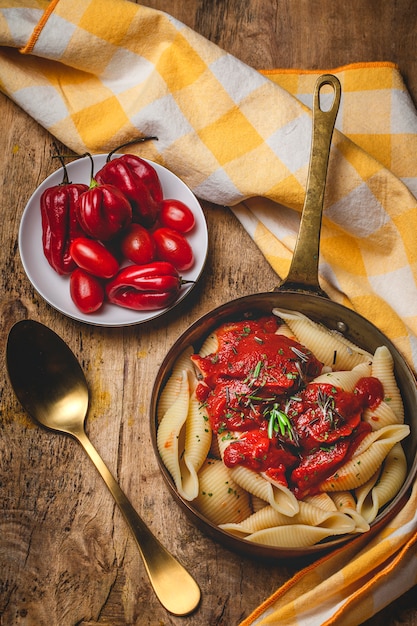 Zelfgemaakte Italiaanse pasta met tomatensaus