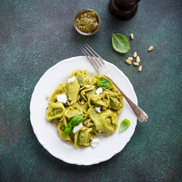 Zelfgemaakte Italiaanse tortelloni