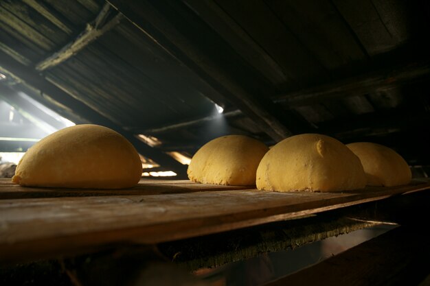 Foto zelfgemaakte kaas in een rustieke fabriek