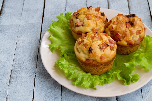 Zelfgemaakte kaas muffins met ham