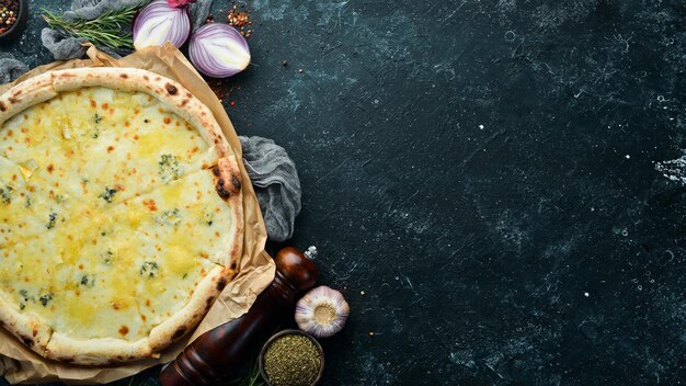 Zelfgemaakte kaas pizza Italiaanse traditionele keuken Bovenaanzicht vrije ruimte voor uw tekst