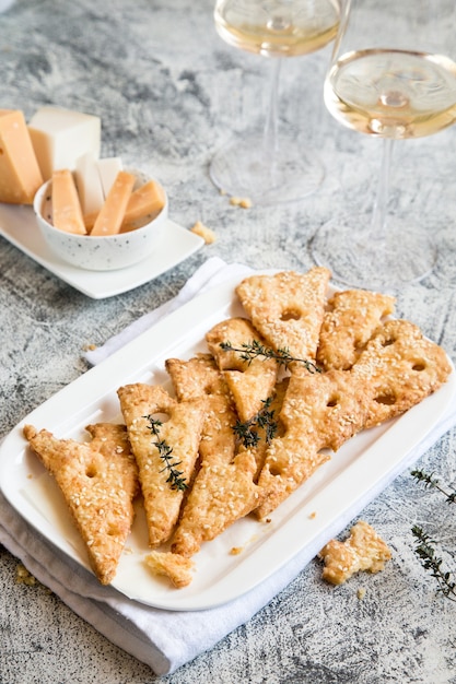 Zelfgemaakte kaaskoekjes op tafel