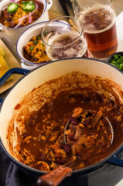 Zelfgemaakte kalkoen chili koken voor het avondeten.