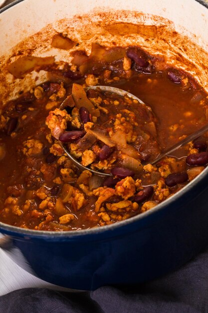 Zelfgemaakte kalkoen chili koken voor het avondeten.