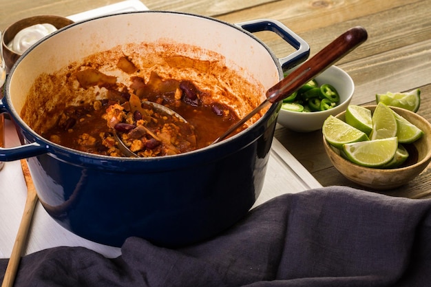 Foto zelfgemaakte kalkoen chili koken voor het avondeten.