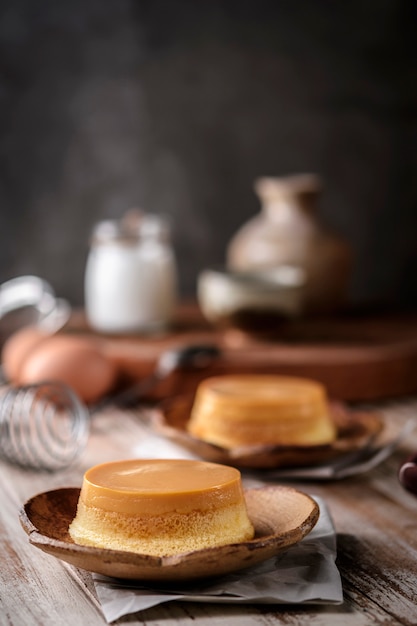 Zelfgemaakte karamel vla pudding met munt